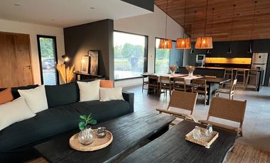 Exclusiva, moderna y cálida casa de 6 ambientes en Barrio Privado Tessalia / Tierra de Centauros