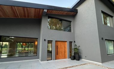 Exclusiva, moderna y cálida casa de 6 ambientes en Barrio Privado Tessalia / Tierra de Centauros
