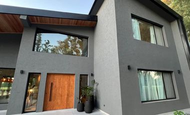 Exclusiva, moderna y cálida casa de 6 ambientes en Barrio Privado Tessalia / Tierra de Centauros