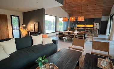 Exclusiva, moderna y cálida casa de 6 ambientes en Barrio Privado Tessalia / Tierra de Centauros