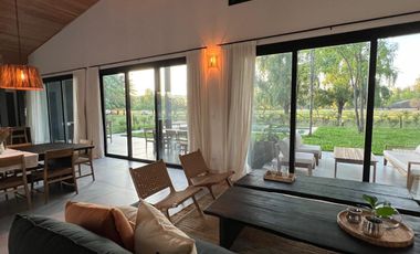 Exclusiva, moderna y cálida casa de 6 ambientes en Barrio Privado Tessalia / Tierra de Centauros