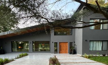 Exclusiva, moderna y cálida casa de 6 ambientes en Barrio Privado Tessalia / Tierra de Centauros