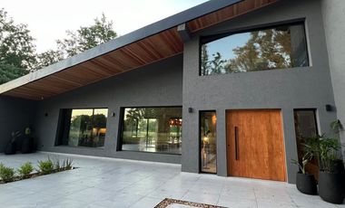 Exclusiva, moderna y cálida casa de 6 ambientes en Barrio Privado Tessalia / Tierra de Centauros