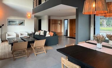 Exclusiva, moderna y cálida casa de 6 ambientes en Barrio Privado Tessalia / Tierra de Centauros