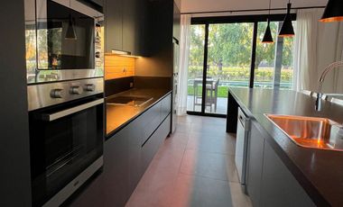 Exclusiva, moderna y cálida casa de 6 ambientes en Barrio Privado Tessalia / Tierra de Centauros