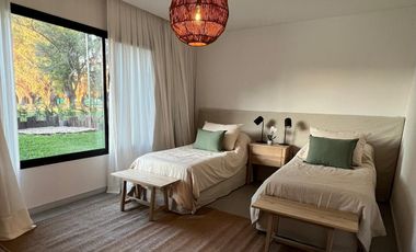 Exclusiva, moderna y cálida casa de 6 ambientes en Barrio Privado Tessalia / Tierra de Centauros