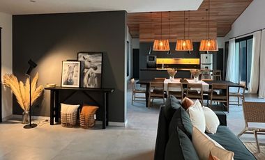 Exclusiva, moderna y cálida casa de 6 ambientes en Barrio Privado Tessalia / Tierra de Centauros