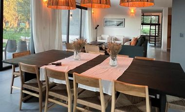 Exclusiva, moderna y cálida casa de 6 ambientes en Barrio Privado Tessalia / Tierra de Centauros