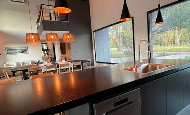 Exclusiva, moderna y cálida casa de 6 ambientes en Barrio Privado Tessalia / Tierra de Centauros