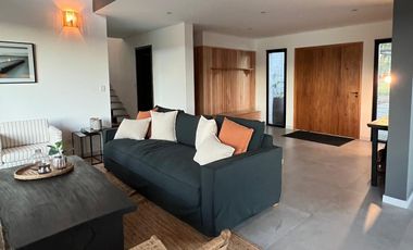 Exclusiva, moderna y cálida casa de 6 ambientes en Barrio Privado Tessalia / Tierra de Centauros