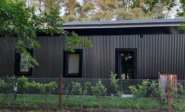Exclusiva, moderna y cálida casa de 6 ambientes en Barrio Privado Tessalia / Tierra de Centauros
