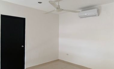 CASA EN RENTA CON PISCINA EN CONKAL