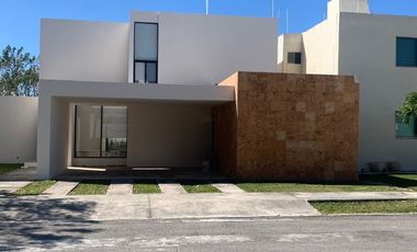 CASA EN RENTA CON PISCINA EN CONKAL