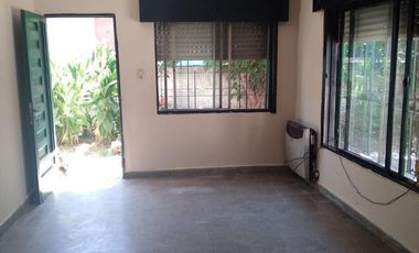 Venta casa para dos familias de 4 ambientes con cochera en Wilde