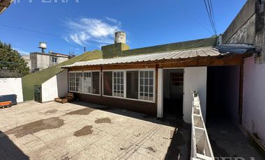 Venta casa para dos familias de 4 ambientes con cochera en Wilde