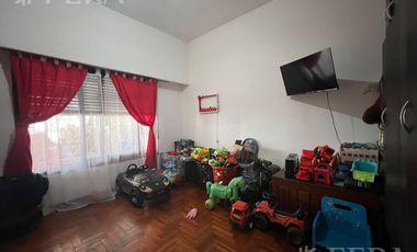 Venta casa para dos familias de 4 ambientes con cochera en Wilde