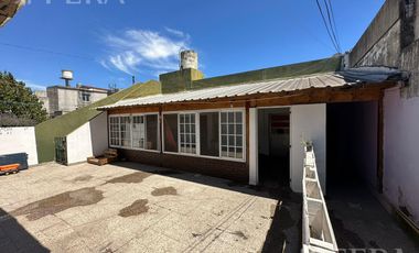 Venta casa para dos familias de 4 ambientes con cochera en Wilde