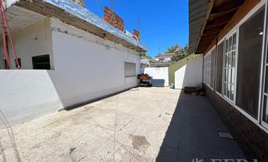 Venta casa para dos familias de 4 ambientes con cochera en Wilde