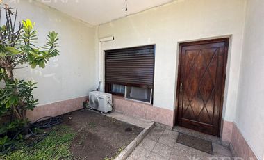 Venta casa para dos familias de 4 ambientes con cochera en Wilde