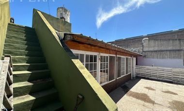Venta casa para dos familias de 4 ambientes con cochera en Wilde