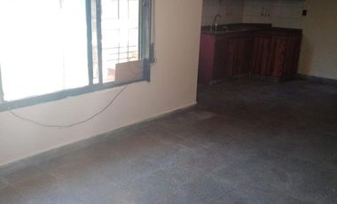 Venta casa para dos familias de 4 ambientes con cochera en Wilde
