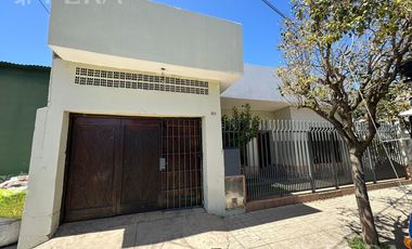 Venta casa para dos familias de 4 ambientes con cochera en Wilde