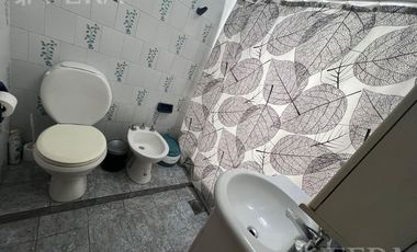 Venta casa para dos familias de 4 ambientes con cochera en Wilde