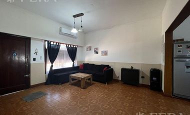 Venta casa para dos familias de 4 ambientes con cochera en Wilde