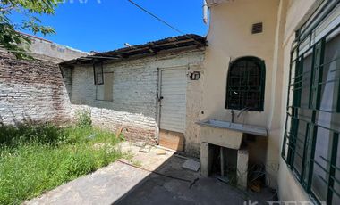Venta casa para dos familias de 4 ambientes con cochera en Wilde