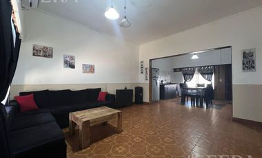 Venta casa para dos familias de 4 ambientes con cochera en Wilde