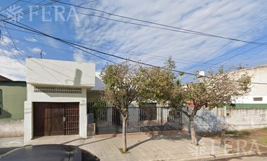 Venta casa para dos familias de 4 ambientes con cochera en Wilde