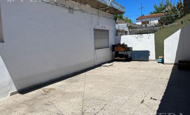 Venta casa para dos familias de 4 ambientes con cochera en Wilde