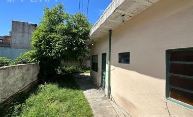 Venta casa para dos familias de 4 ambientes con cochera en Wilde