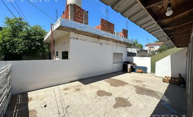 Venta casa para dos familias de 4 ambientes con cochera en Wilde