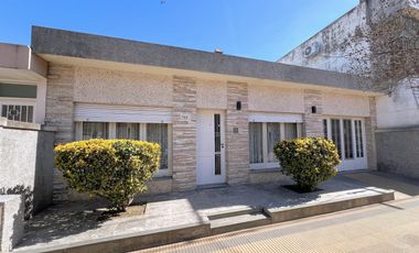 Casa ubicada en el parque español en Venado Tuerto