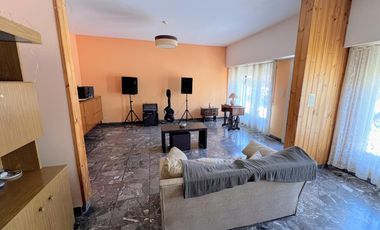 Casa ubicada en el parque español en Venado Tuerto