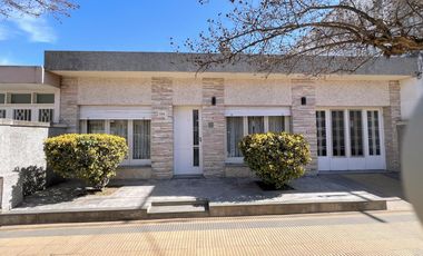 Casa ubicada en el parque español en Venado Tuerto