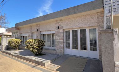 Casa ubicada en el parque español en Venado Tuerto