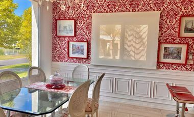Casa de Estilo Francés a la Venta en Barrio Los Castores Nordelta con Vista al lago Central