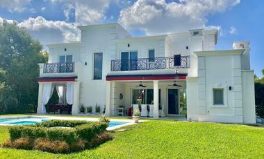 Casa de Estilo Francés a la Venta en Barrio Los Castores Nordelta con Vista al lago Central