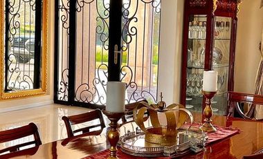 Casa de Estilo Francés a la Venta en Barrio Los Castores Nordelta con Vista al lago Central