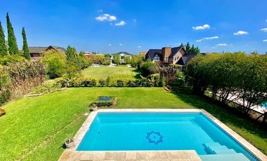 Casa de Estilo Francés a la Venta en Barrio Los Castores Nordelta con Vista al lago Central