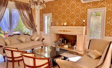 Casa de Estilo Francés a la Venta en Barrio Los Castores Nordelta con Vista al lago Central
