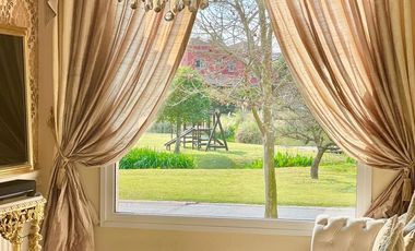 Casa de Estilo Francés a la Venta en Barrio Los Castores Nordelta con Vista al lago Central