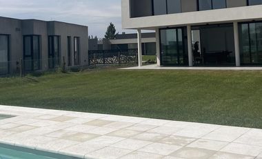 ALQUILER TEMPORARIO CASA A ESTRENAR 5 AMBIENTES C/PISCINA A LA LAGUNA, BARRIO LA ALAMEDA CANNING