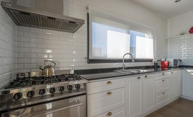 Casa en Venta 6 ambientes, 5 dormitorios, 2 plantas, Lagos De Canning. Muy luminosa, 1 año.