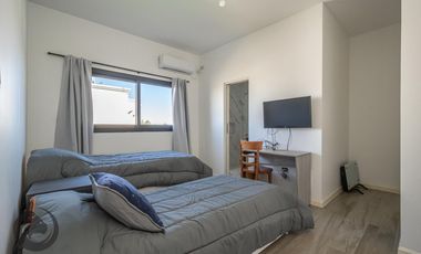 Casa en Venta 6 ambientes, 5 dormitorios, 2 plantas, Lagos De Canning. Muy luminosa, 1 año.
