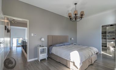 Casa en Venta 6 ambientes, 5 dormitorios, 2 plantas, Lagos De Canning. Muy luminosa, 1 año.