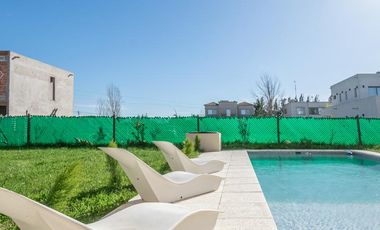 Casa en Venta 6 ambientes, 5 dormitorios, 2 plantas, Lagos De Canning. Muy luminosa, 1 año.