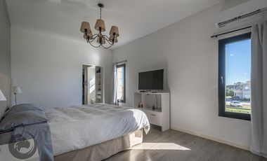Casa en Venta 6 ambientes, 5 dormitorios, 2 plantas, Lagos De Canning. Muy luminosa, 1 año.